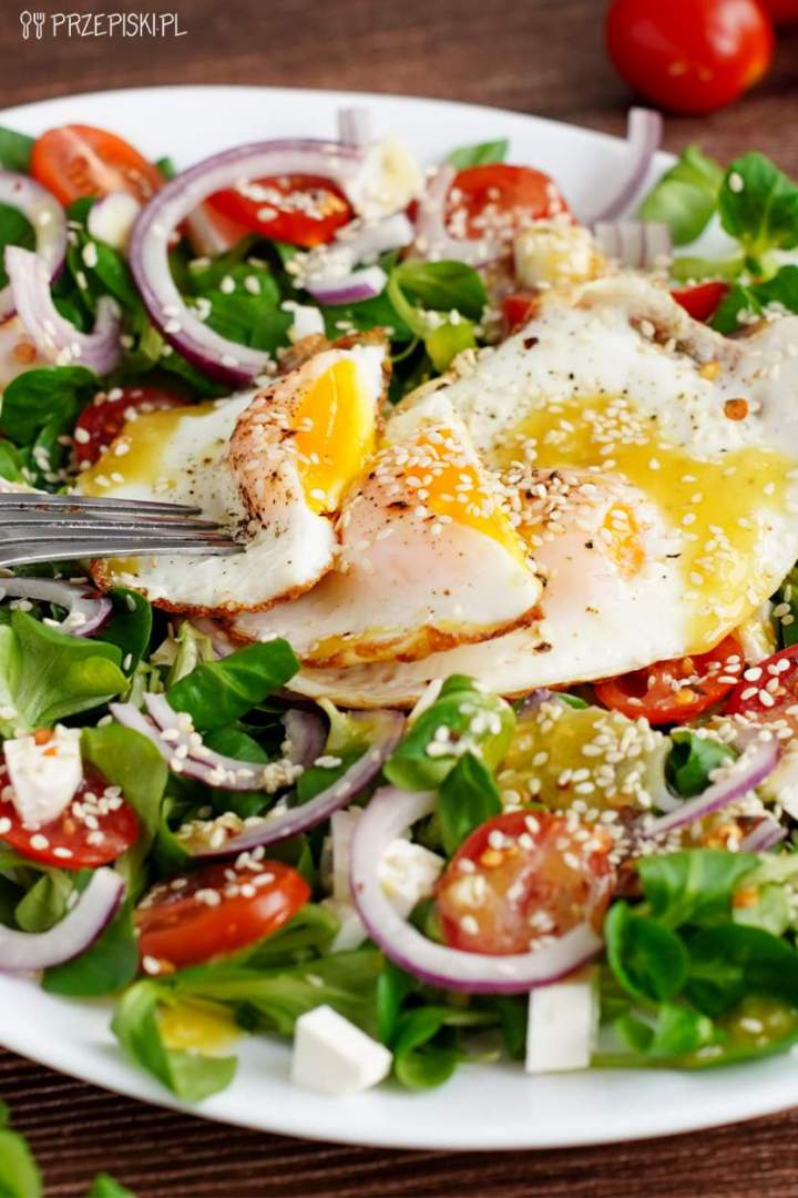 Sałatka z jajkiem sadzonym i roszponką