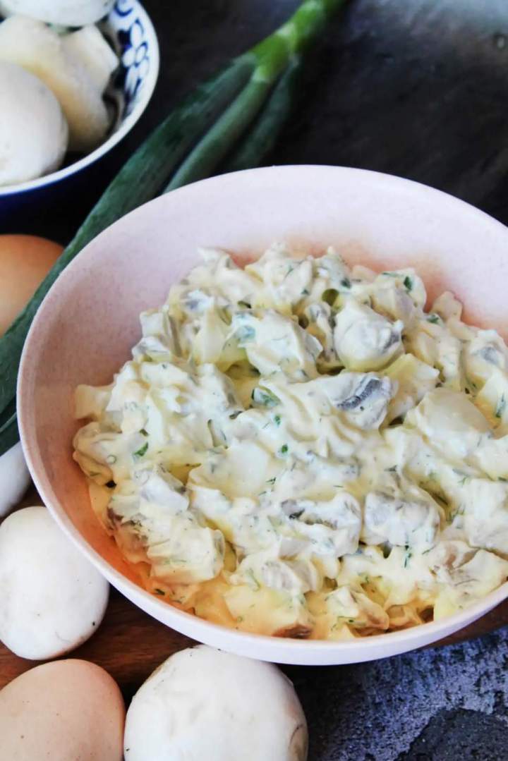 Sałatka z pieczarkami i jajkiem – prosta sałatka z dwóch składników