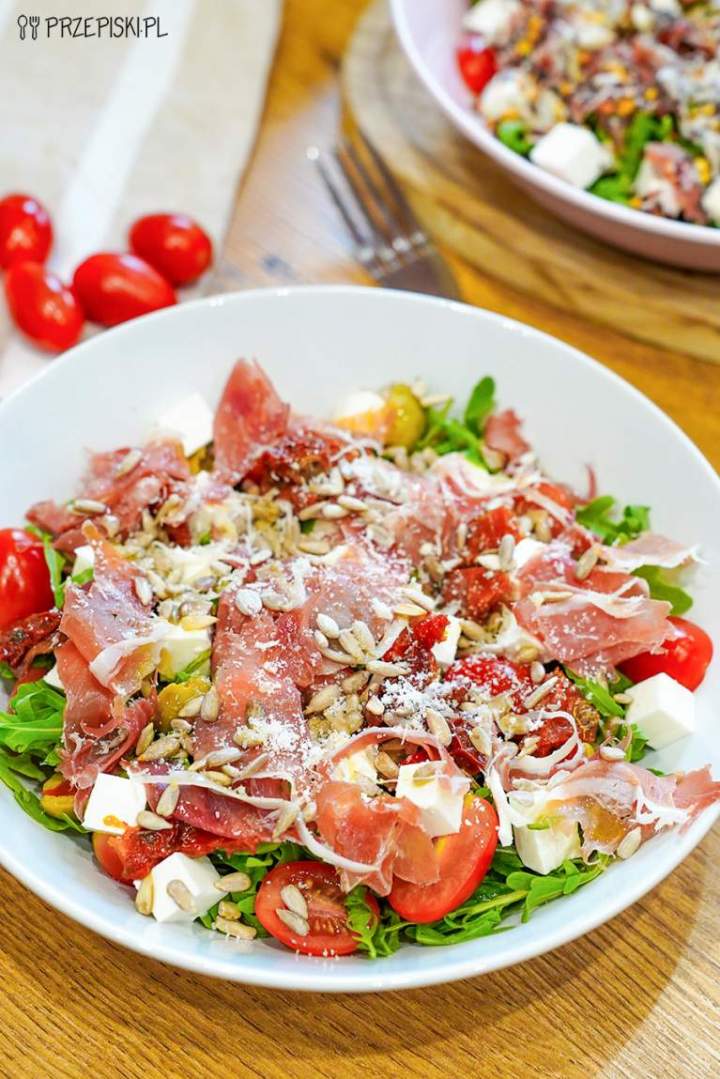 Sałatka z rukolą, szynką parmeńską i parmezanem