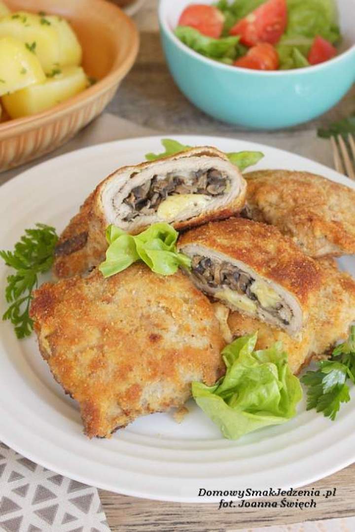 schabowy z pieczarkami i żółtym serem