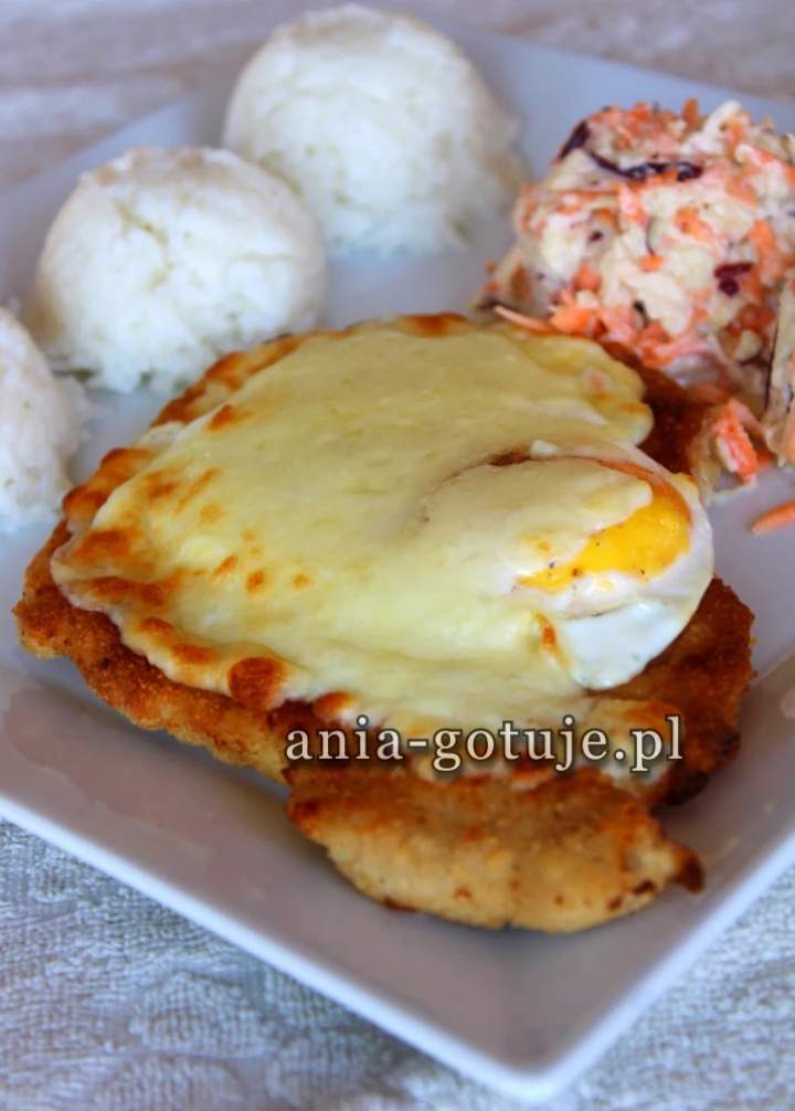 Kotlet schabowy z jajkiem sadzonym i serem