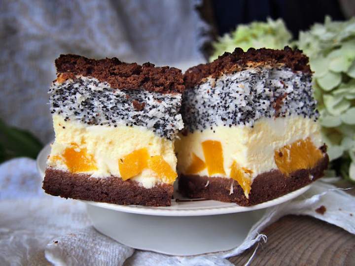 Sernik z brzoskwiniami i makowo-kokosową bezą na kakaowym spodzie