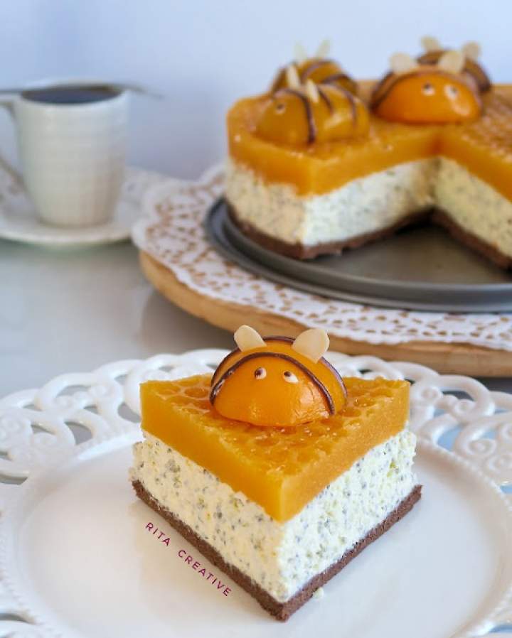 Sernik pszczółka z nasionami chia