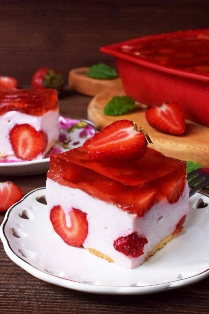 Piankowy sernik na zimno z truskawkami (z 5 składników)