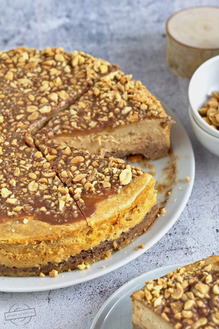 Sernik snickers (z kajmakiem, orzeszkami i masłem orzechowym)