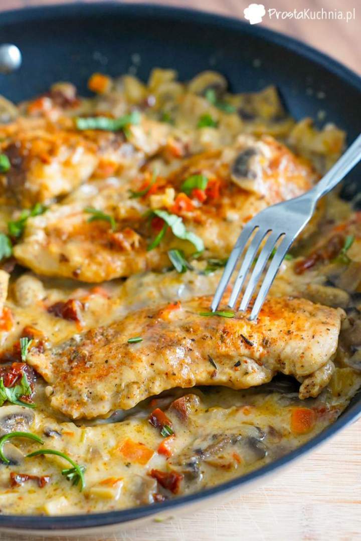 Kurczak w sosie pieczarkowym z suszonymi pomidorami