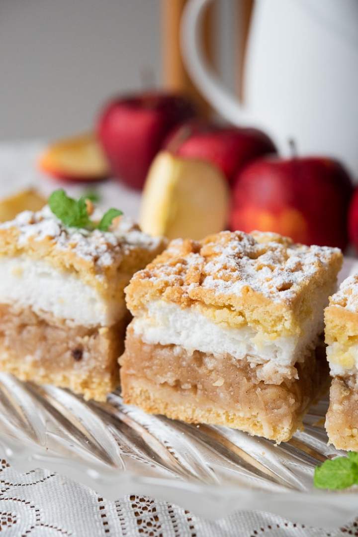 Szarlotka z bezą i kruszonką