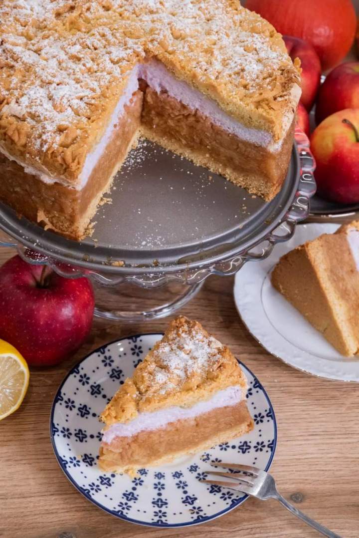 Szarlotka z wiśniową pianką