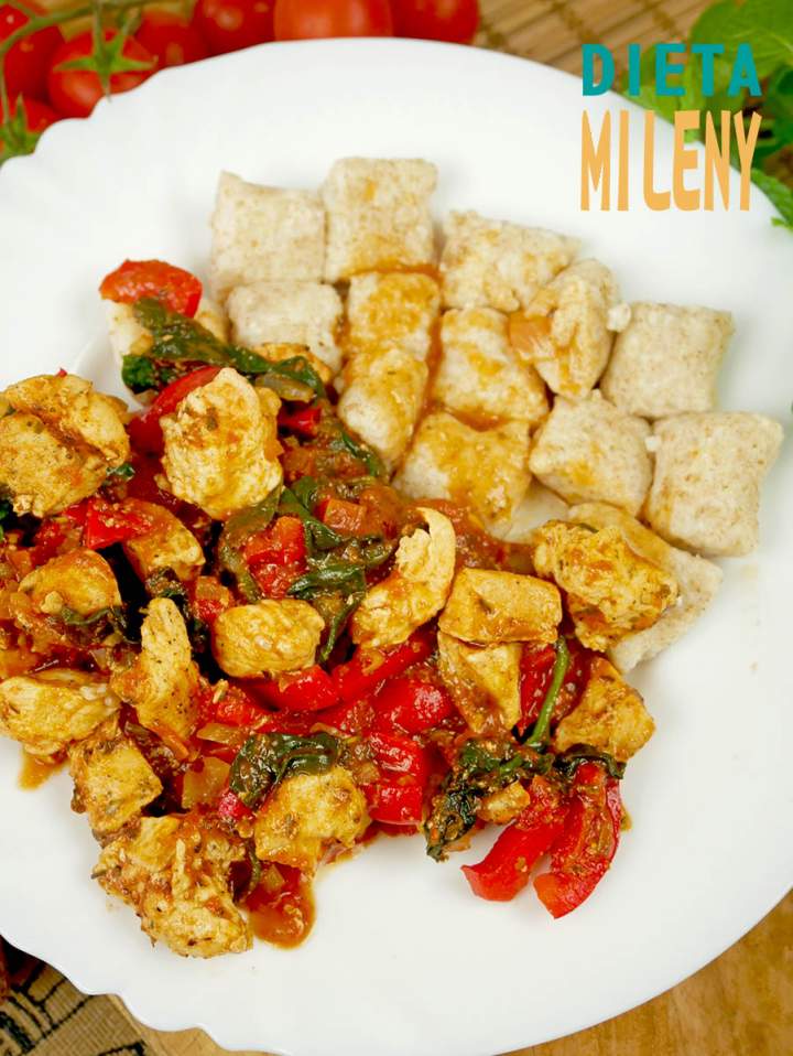 Fit kurczak ze szpinakiem w sosie pomidorowym – obiad w 30 minut