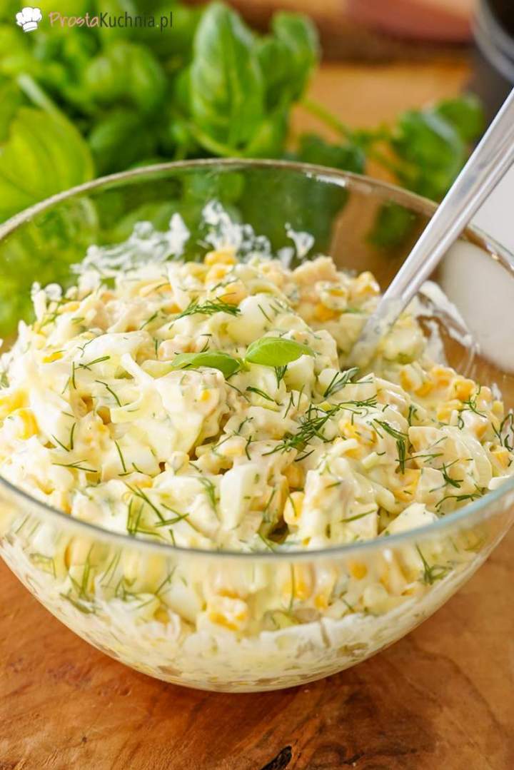 Sałatka z jajek i pieczarek marynowanych