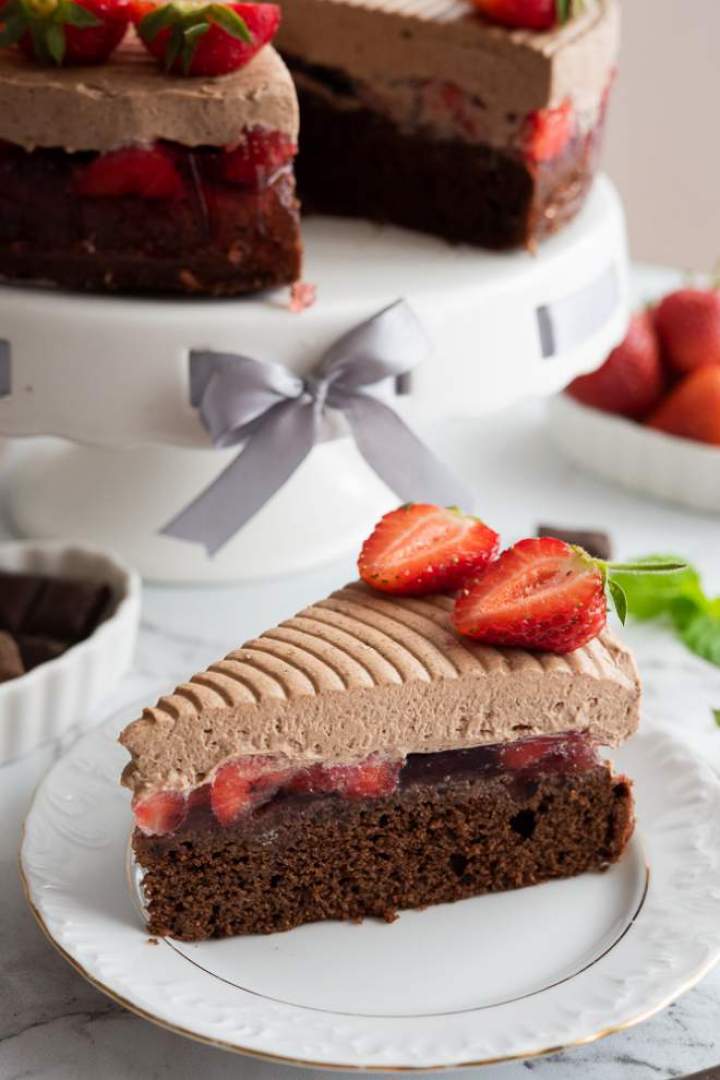 Wilgotne ciasto czekoladowe z truskawkami