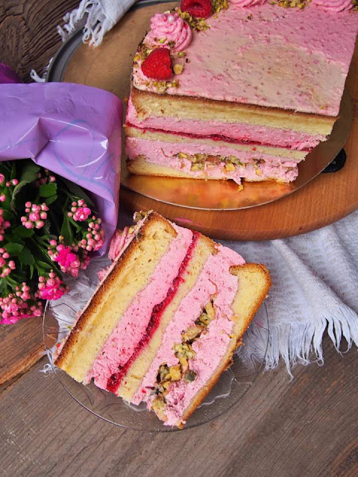 Tort malinowy z pistacjowa chrupką  lekki, elegancki i pełen smaku