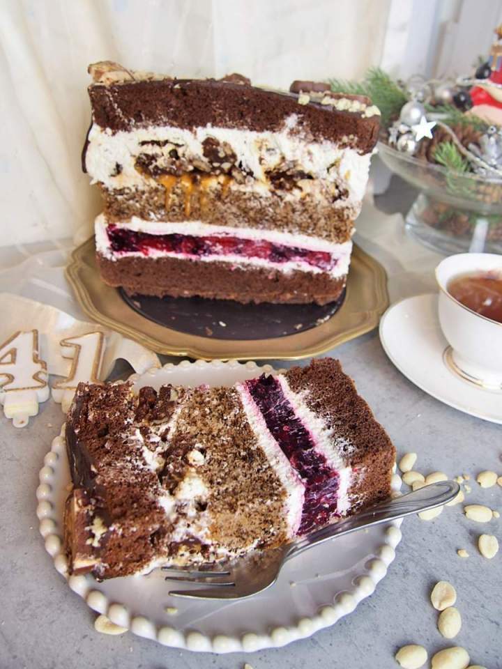 Śmietankowy tort à la Snickers – z chrupką czekoladową i żelką owocową