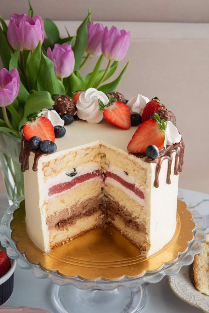 Tort urodzinowy czekoladowo-truskawkowy