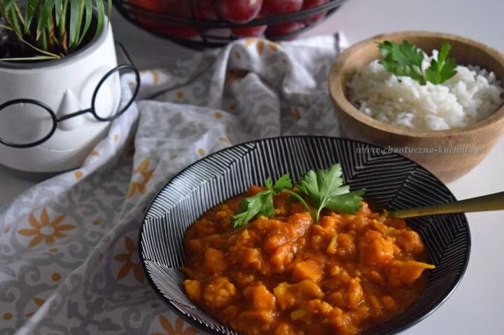 Wegańskie curry z kalafiorem i batatem
