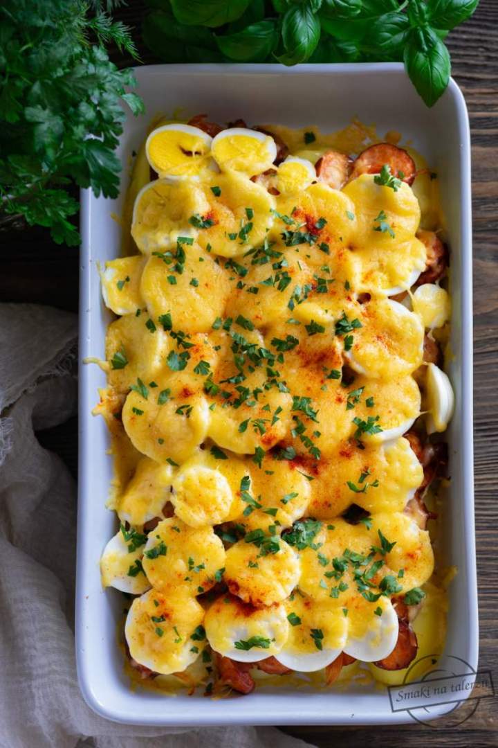 Zapiekanka ziemniaczana z kiełbasą i jajkami