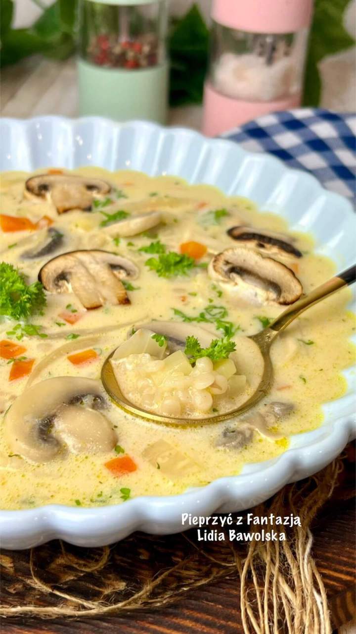 Zupa pieczarkowa z kuskusem perłowym i serkiem kurkowym – delikatna i kremowa