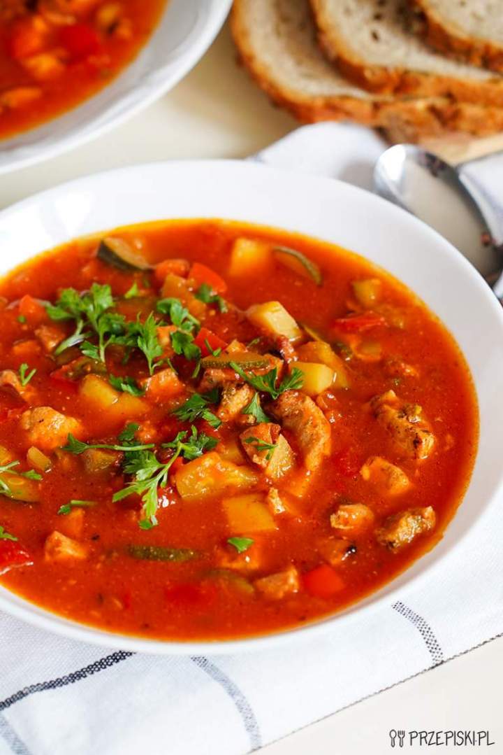Zupa pomidorowa z kurczakiem, kiełbasą i warzywami